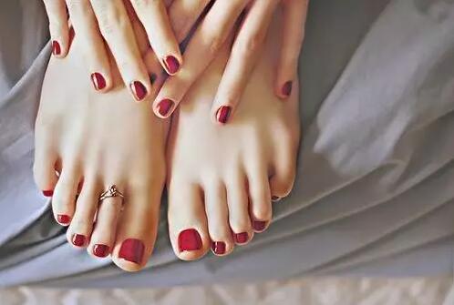 足部的角质如何安全清除？