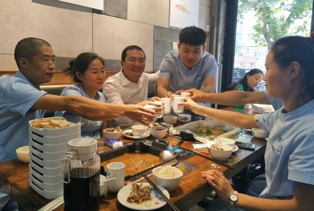 彭世郑州直营部区域经理潘定菊在彭世修脚成长的足迹