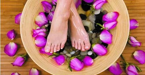 冬季泡脚有哪些好处呢？
