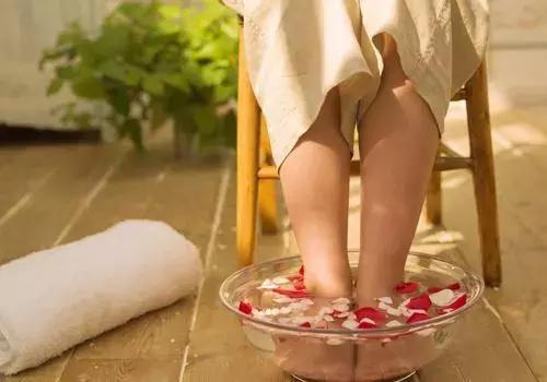 足部和身体的什么部位有关系？