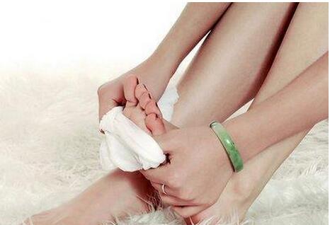 如何保养出细腻白皙的美足？